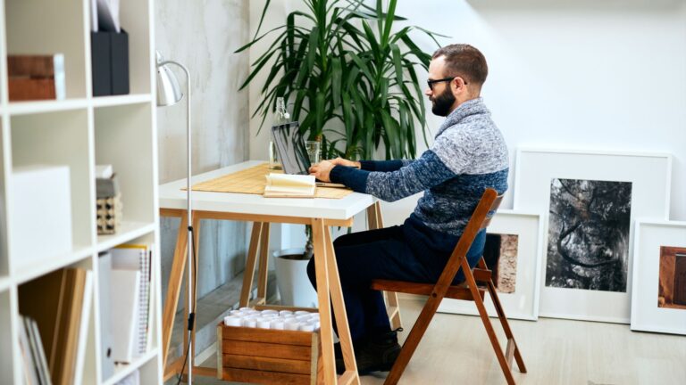 Entreprenörens arbetsmiljö i hemmet – mer än bara en skrivbordsplats